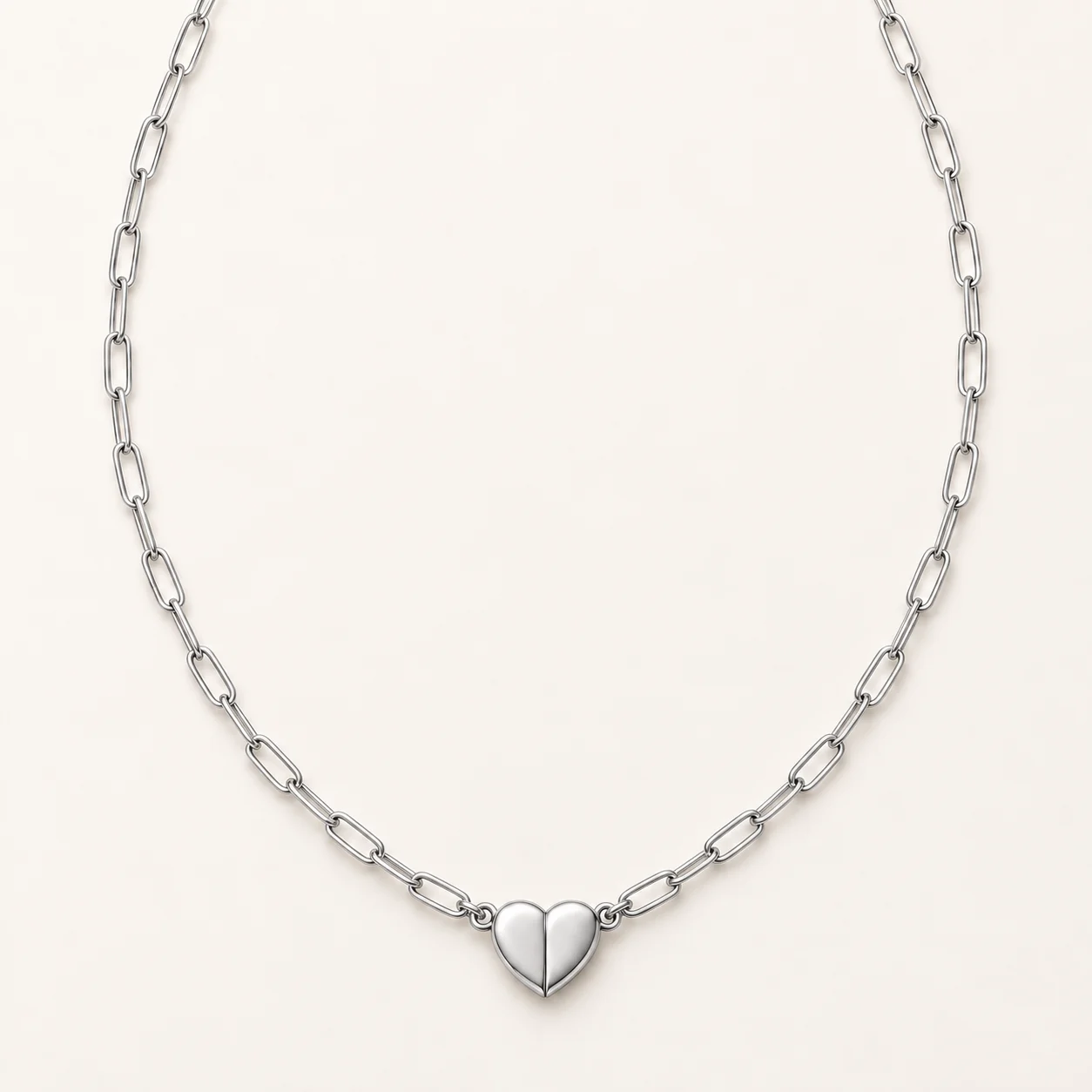Collier cœur magnétique JOJOPI argenté sur fond clair