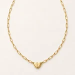Collier cœur magnétique JOJOPI doré sur fond clair