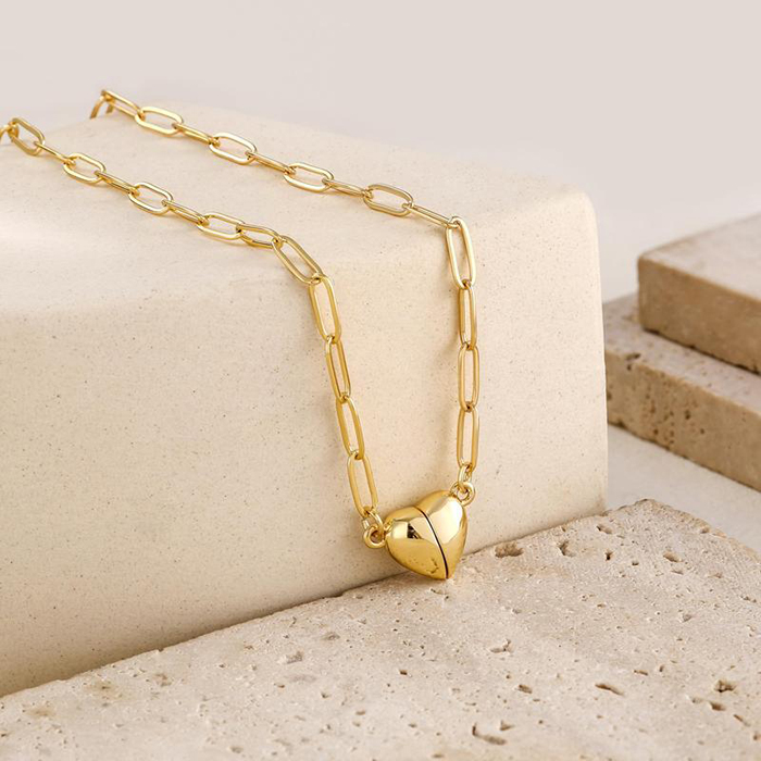Collier cœur magnétique JOJOPI doré présenté sur pierre claire