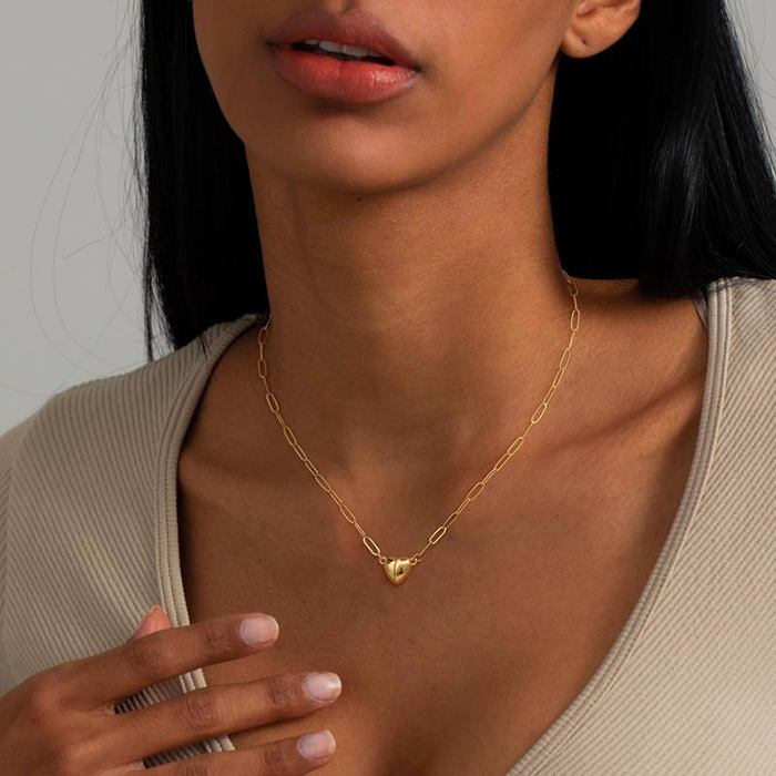 Collier cœur magnétique JOJOPI doré porté au cou