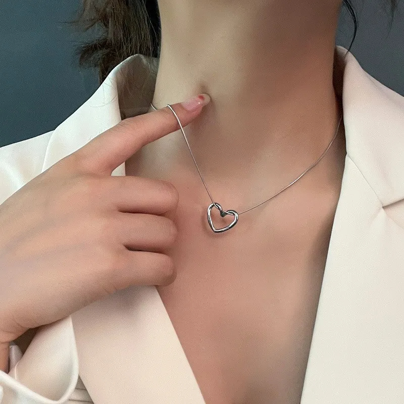 Collier cœur irrégulier minimaliste porté au cou