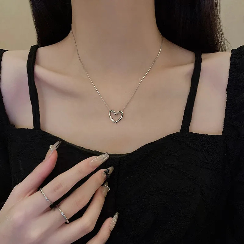 Détail du pendentif cœur irrégulier minimaliste