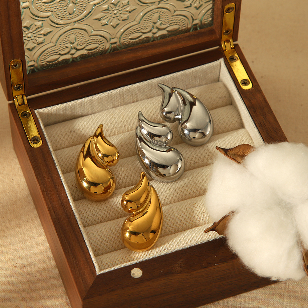 Boucles goutte sculpturales JOJOPI portées