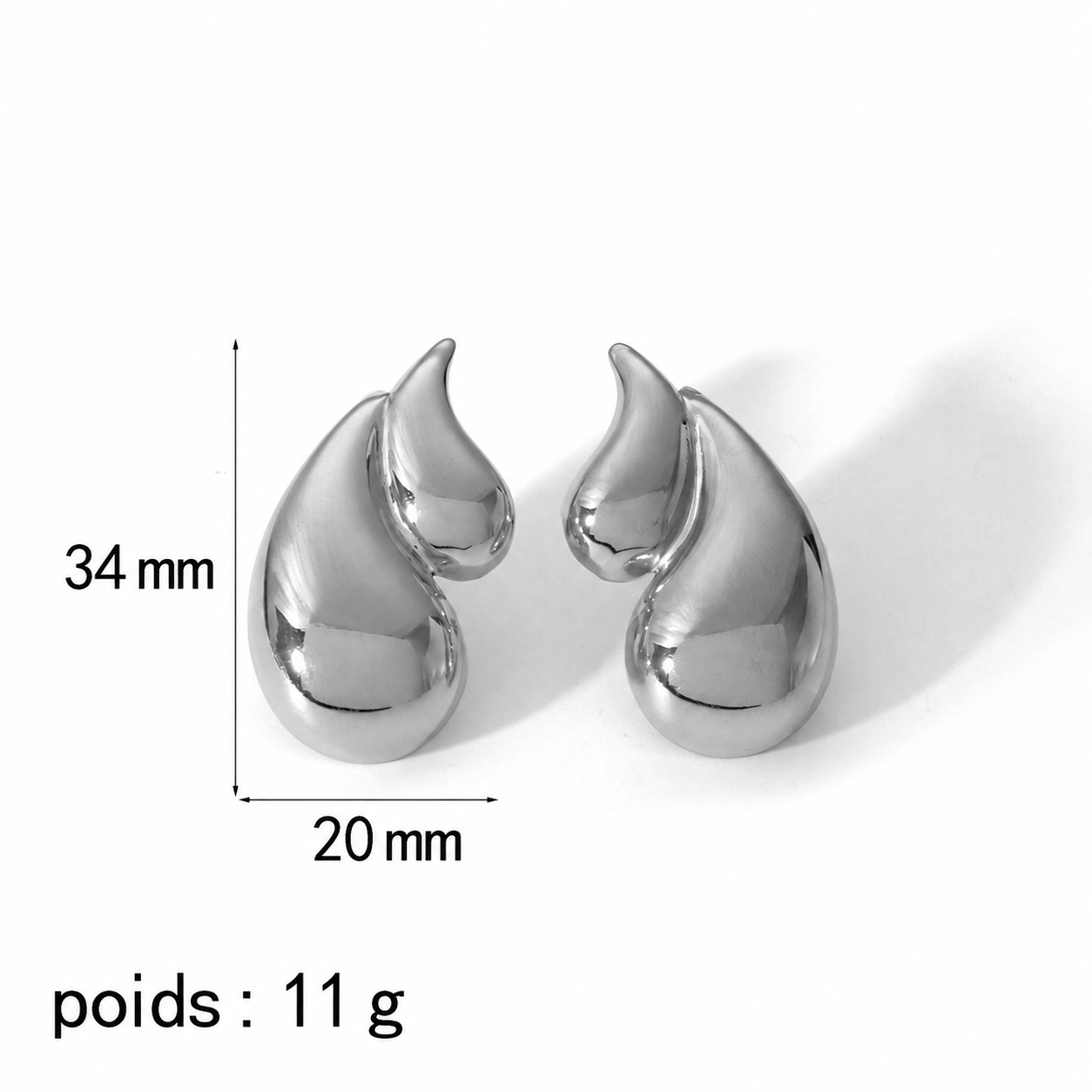 Boucles d’oreilles goutte sculpturales argentées – dimensions 34 mm x 20 mm, poids 11 g
