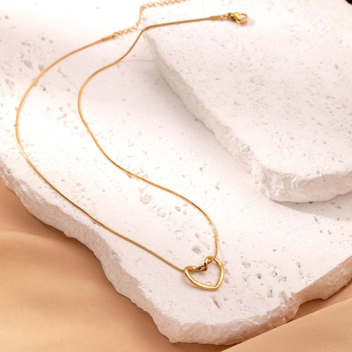 Collier cœur irrégulier minimaliste – détail finition